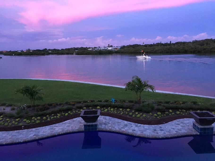 Guest Suite - Waterfront -Pool & Hot Tub- Walk To Beach เคลียร์วอเตอร์บีช ภายนอก รูปภาพ